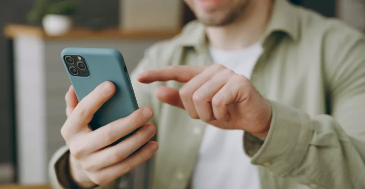 Zaměstnanec kontroluje benefity v mobilní aplikaci na chytrém telefonu