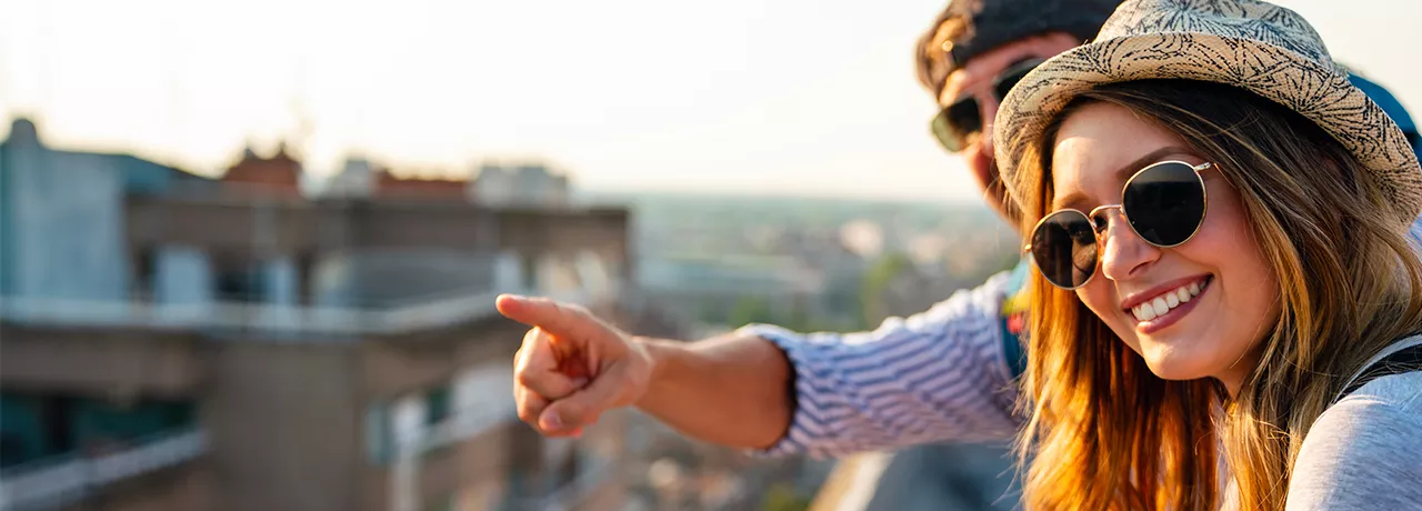 mladý pár na cestách