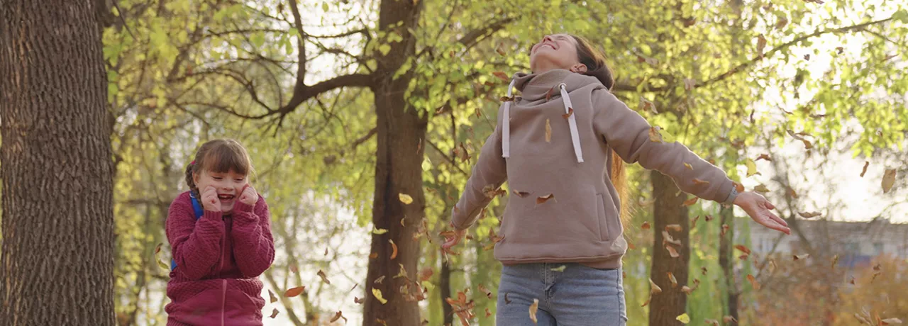 dvě smějící se děti v lese