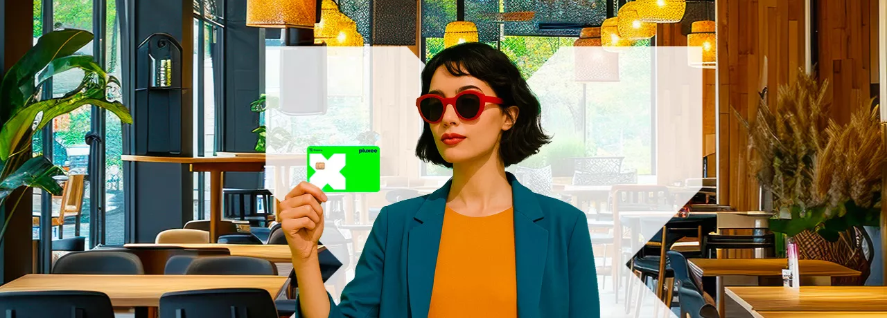 mladá žena  s gastro kartou