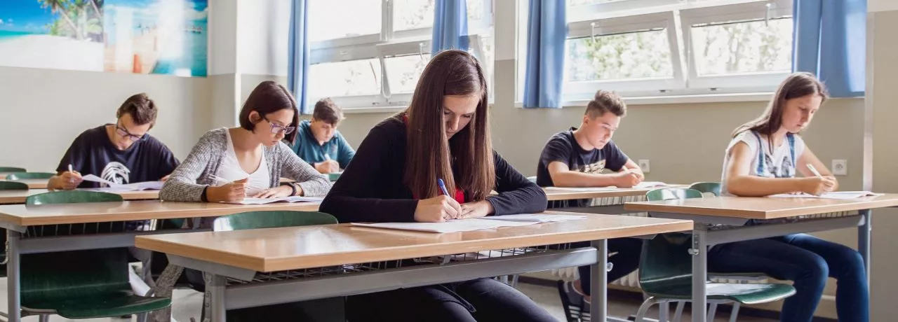 Děti ve školních lavicích