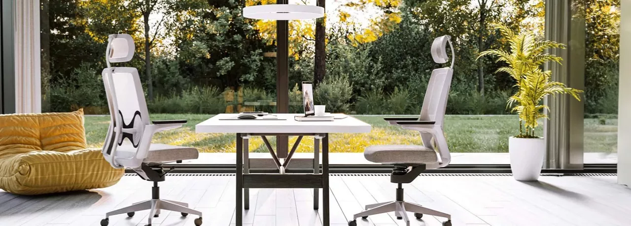 prosklená kancelář s pracovním stolem a dvěmi židlemi