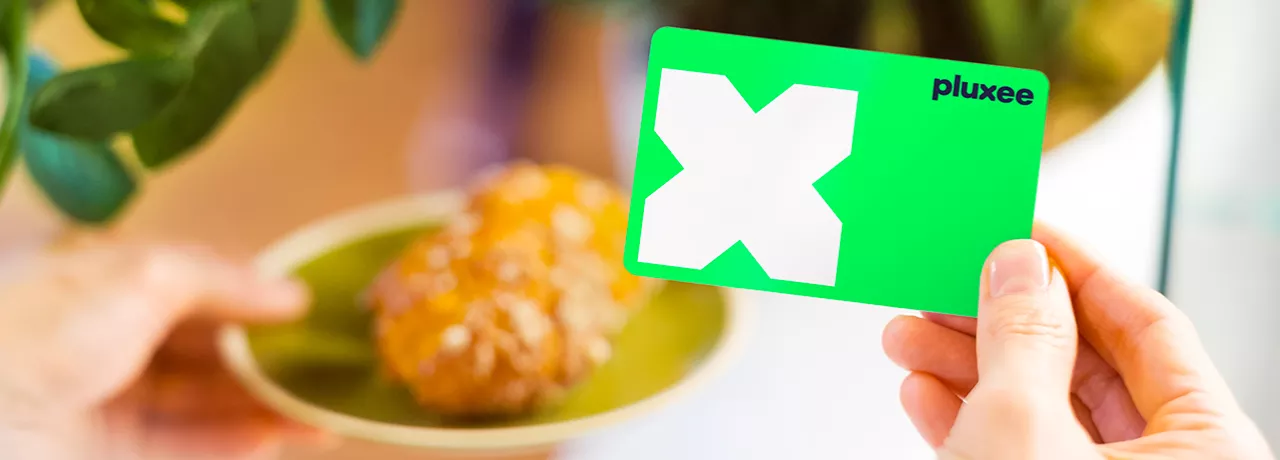 talířek s pečivem a stravovací karta Pluxee