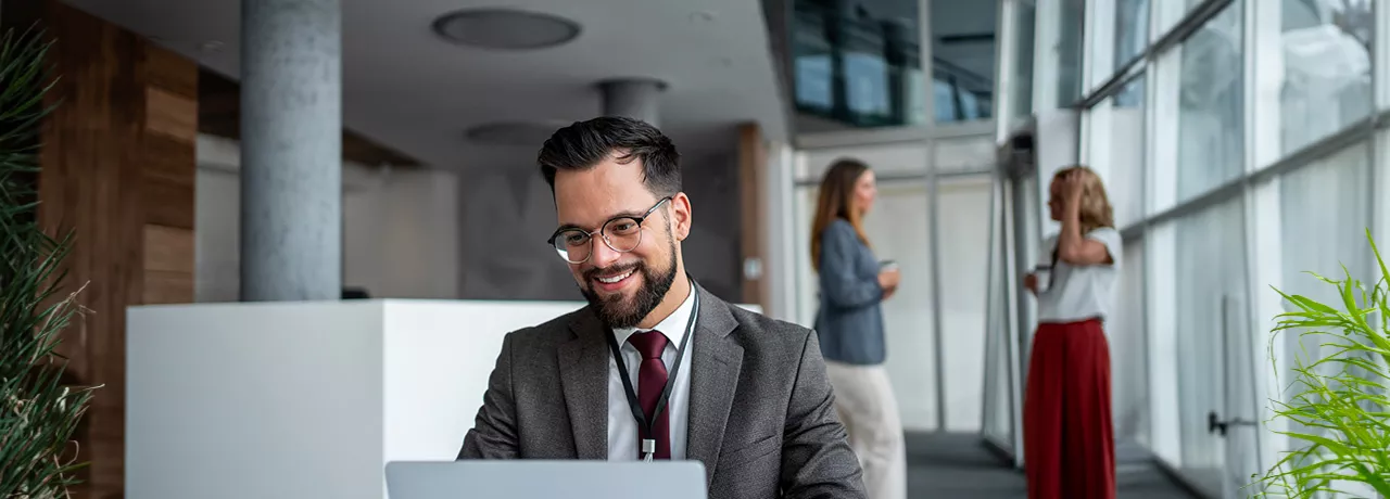 muž s notebookem v kanceláři