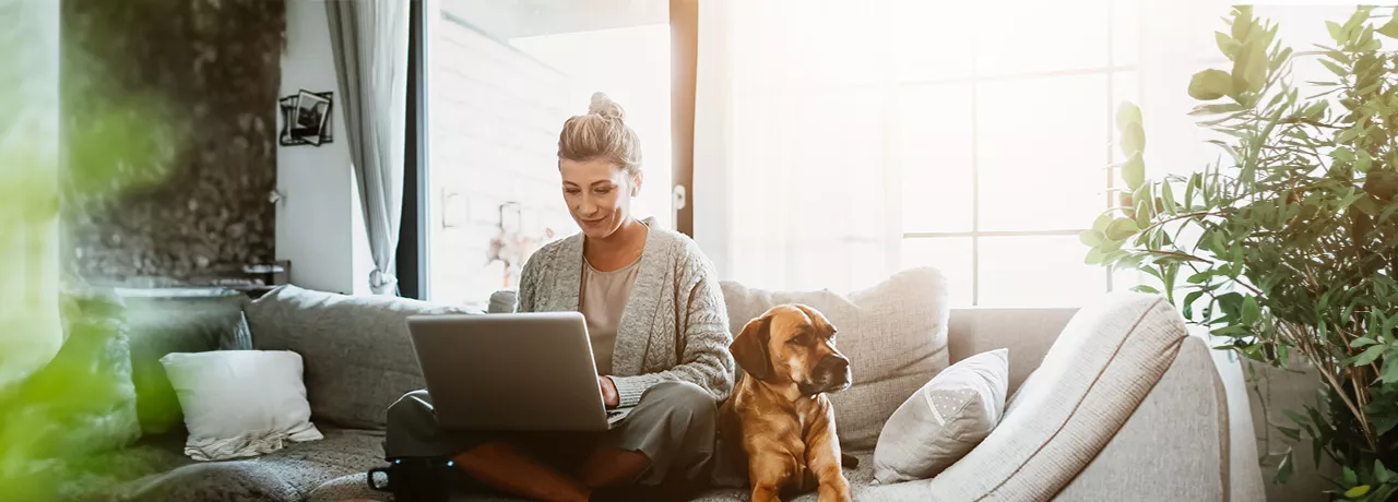 žena s notebookem na homeoffice a se psem