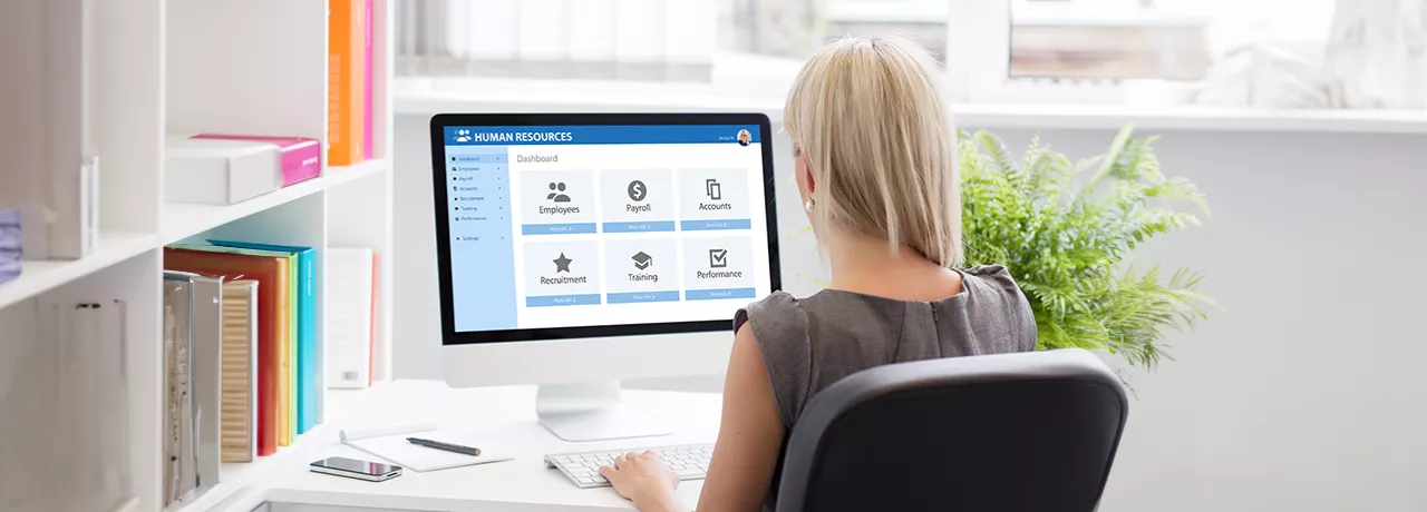 žena před monitorem s HR rozhraním