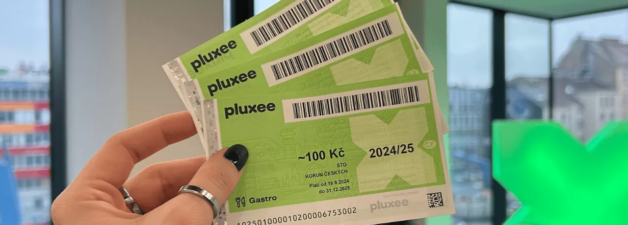 Ruka držící propadlé papírové stravenky určené k darován