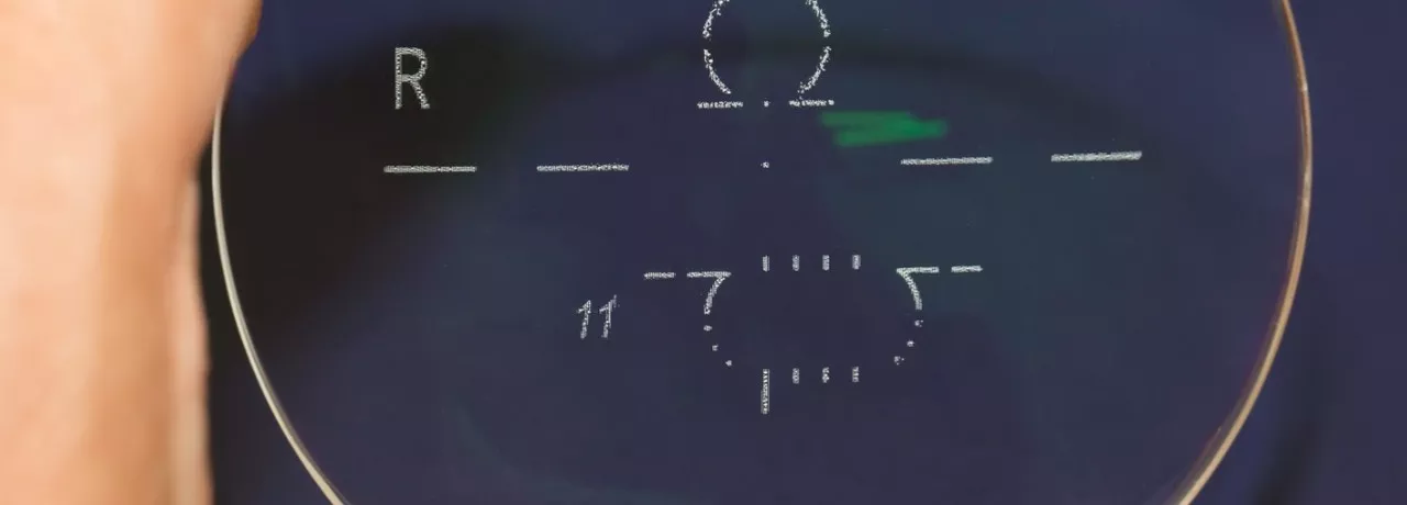 Optometrický přístroj pro měření dioptrií brýlových čoček při vyšetření zraku