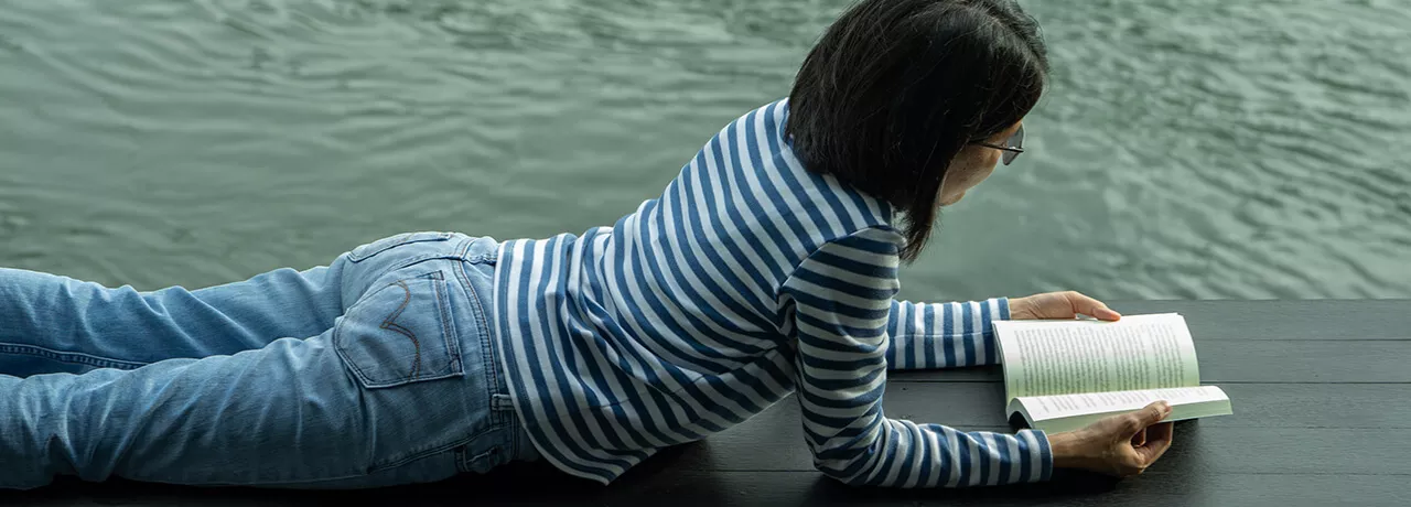 Žena, která čte knihu
