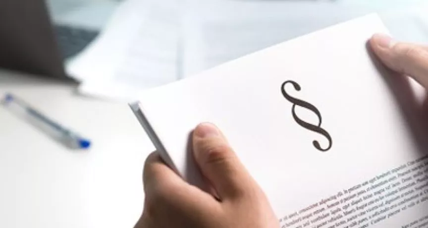 Ruce držící právní dokument