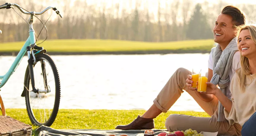 mladý pár v přírodě na pikniku