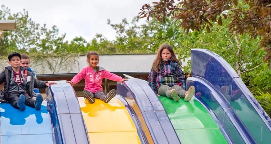 děti na skluzavkách