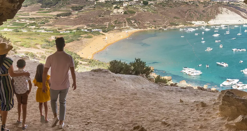 rodina scházející k zálivu