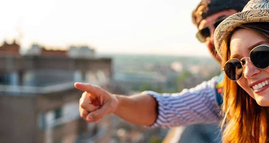 mladý pár na cestách