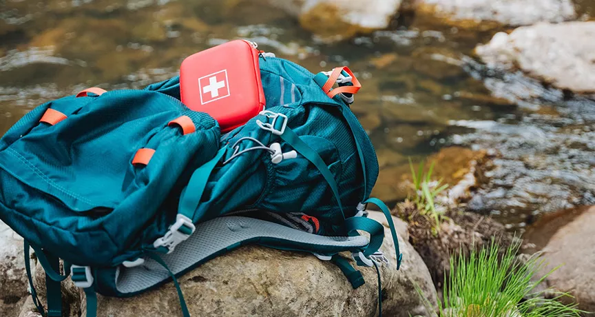 turistický batoh s lékárničkou