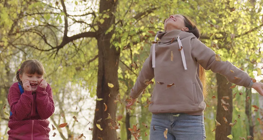 dvě smějící se děti v lese