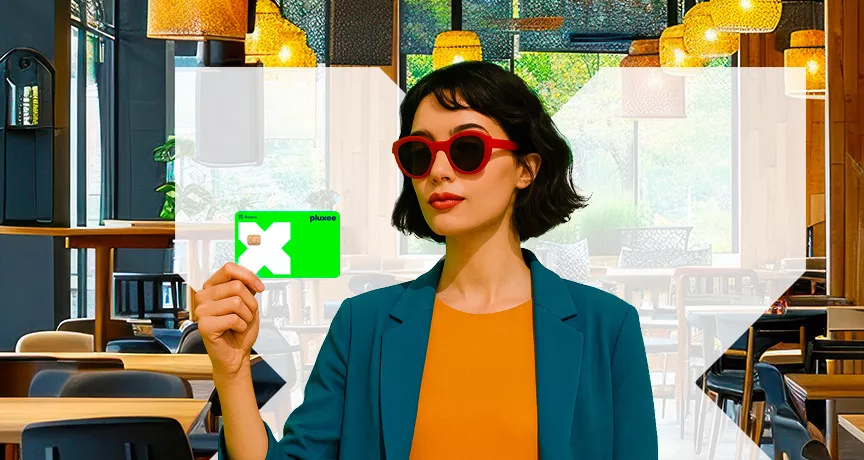 mladá žena  s gastro kartou