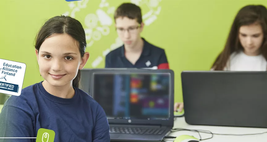 děti ve škole u počítačů