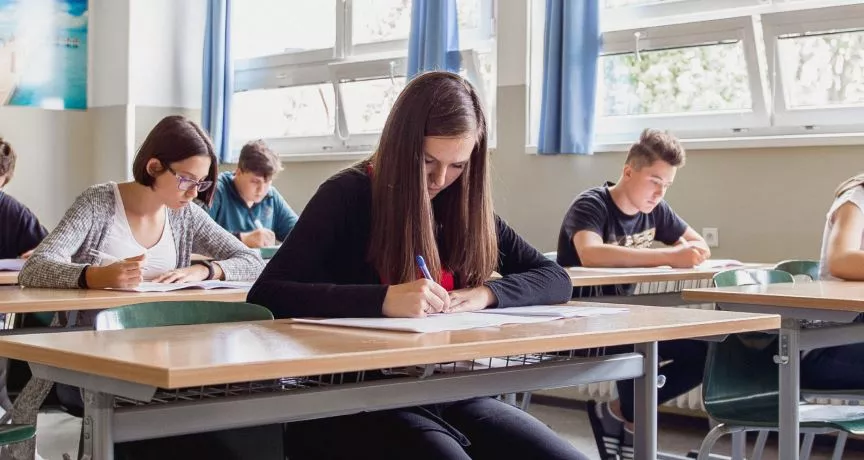 Děti ve školních lavicích