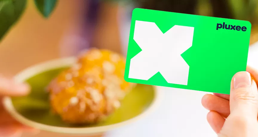 talířek s pečivem a stravovací karta Pluxee