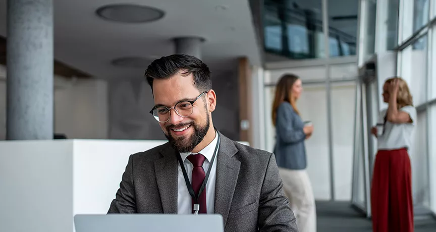 muž s notebookem v kanceláři