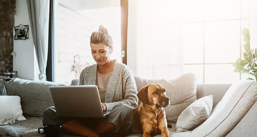 žena s notebookem na homeoffice a se psem