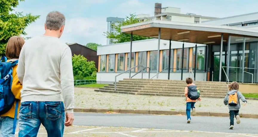 rodiče vedoucí děti do školy