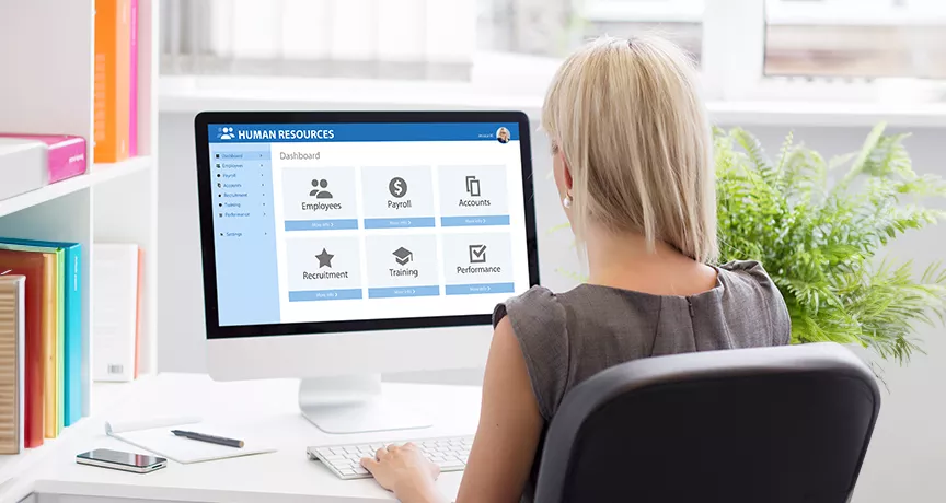 žena před monitorem s HR rozhraním