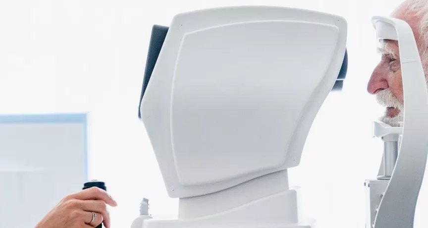 Muž-na-vyšetření-zraku-u-optometristy