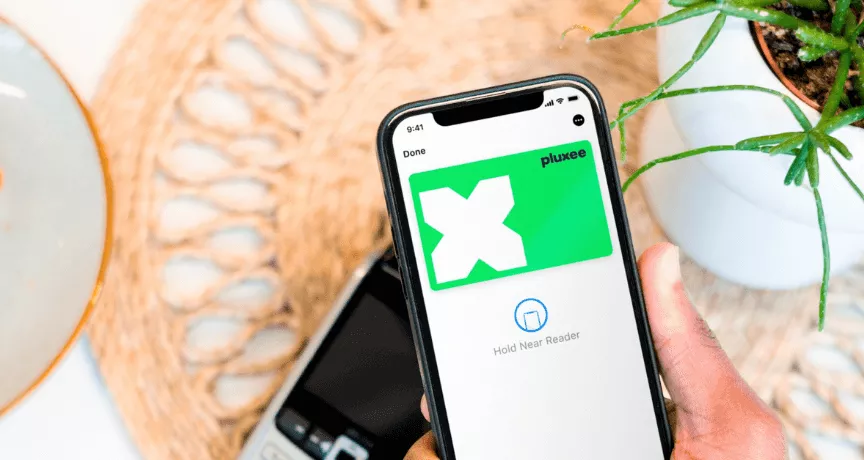 Fotka mobilní aplikace s digitální stravenkovou kartou