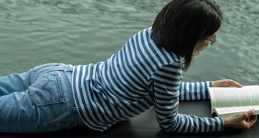 Žena, která čte knihu