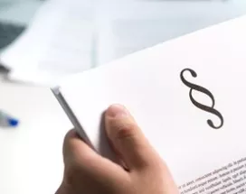 Ruce držící právní dokument