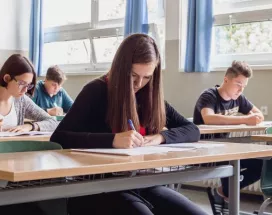 Děti ve školních lavicích