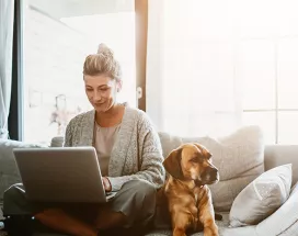 žena s notebookem na homeoffice a se psem