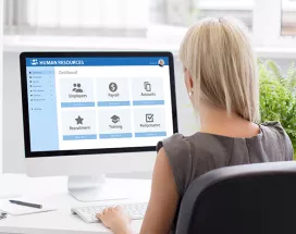 žena před monitorem s HR rozhraním