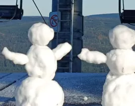 Sněhuláci na svahu