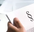 Ruce držící právní dokument