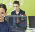 děti ve škole u počítačů