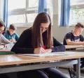 Děti ve školních lavicích