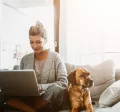 žena s notebookem na homeoffice a se psem