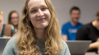 Mladé ženy při vyučování