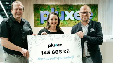 Předání diplomu Potravinovým bankám