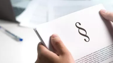 Ruce držící právní dokument