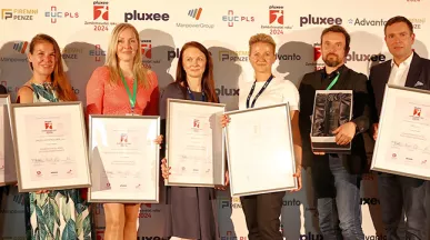 Zástupci oceněných firem s diplomy