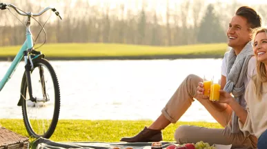 mladý pár v přírodě na pikniku