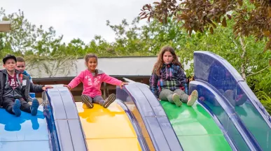 děti na skluzavkách