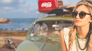 mladá žena se slunečními brýlemi