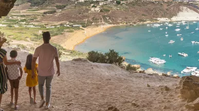 rodina scházející k zálivu