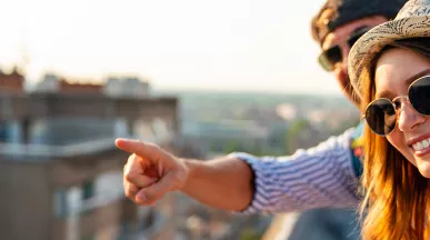 mladý pár na cestách