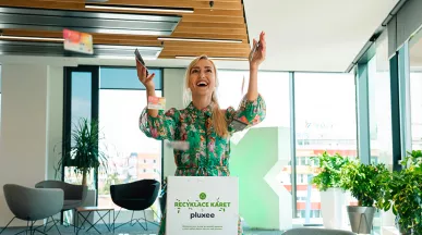 mladá žena v kanceláři s krabicí